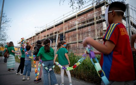 Nueva asignatura: encerrarse en el colegio una noche con los padres para pedir que acaben unas obras que duran cinco años