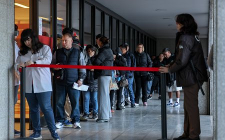 Colapsada la oficina que expide el certificado de la tarjeta de transporte de Madrid: “En la web no hay citas hasta el 31 de mayo”