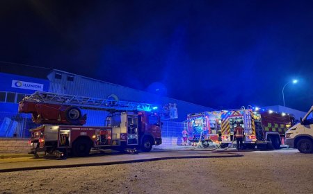 Los bomberos trabajan en la extinción de un incendio en una planta de reciclaje de 5.000 metros cuadrados en Campo Real