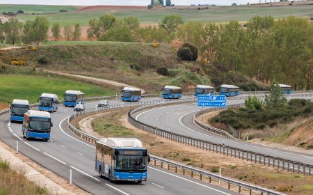 Un convoy de 40 autobuses azules destino Burgos: el Ayuntamiento de Madrid los cede tras el incendio que arrasó la mitad de la flota
