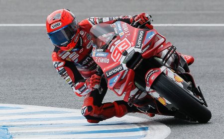 Marc Márquez baila entre tormentas en Jerez: ‘pole’ y triunfo al ‘sprint’ en un sábado caótico en el GP de España