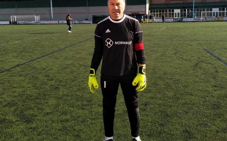 La fascinante historia de Ángel Mateos, el portero del Colunga, de la Tercera de Asturias, que vuelve a jugar a los 70 años