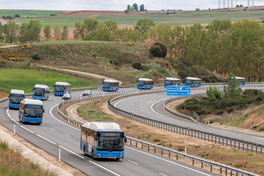 Un convoy de 40 autobuses azules destino Burgos: el Ayuntamiento de Madrid los cede tras el incendio que arrasó la mitad de la flota