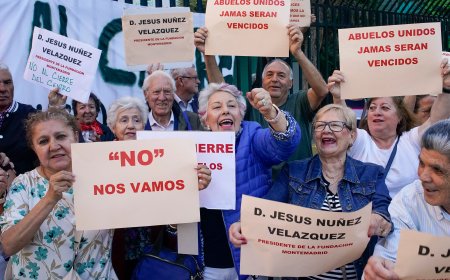 Del paso doble a la protesta: 1.500 socios dicen no al cierre del centro de mayores madrileño que les da “una razón para vivir”