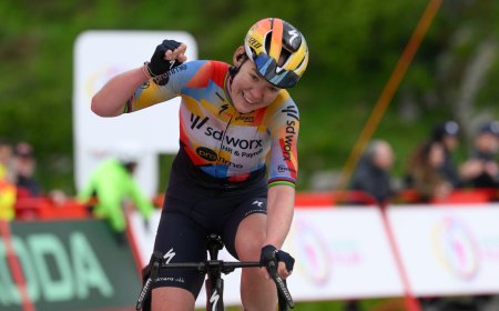 Paula Blasi acepta el reto de Van der Breggen y se jugará la Vuelta femenina en el Angliru