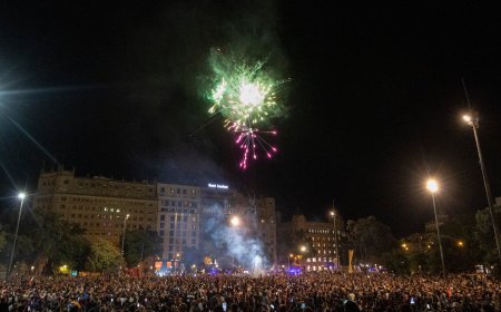 Los aficionados del Barcelona inundan de pasión y tintan de azulgrana Plaça Catalunya en su celebración del título de Liga