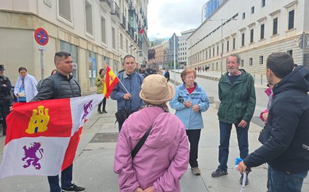 Los ‘Ayusers’ más ‘Ayusers’ asisten a un desagravio en Madrid por los “ataques” en México