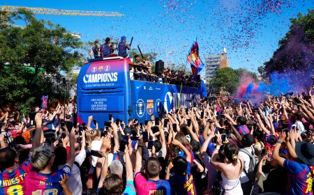 Miles de culés toman las calles de Barcelona vitoreando a los ganadores de la Liga