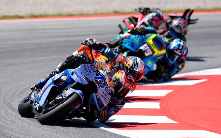 Alex Márquez resiste los mordiscos de Pedro Acosta para llevarse la ‘sprint’ en el GP de Catalunya