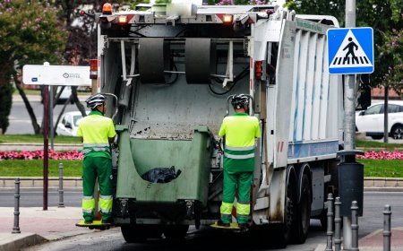 Un trabajador de 28 años muere atrapado en un camión de basuras incendiado en la A-3, en Madrid