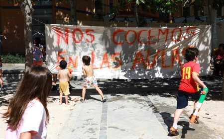 Las familias del centro de Madrid salen a la calle por la climatización de los colegios: “Dejamos a los niños dentro de un horno”