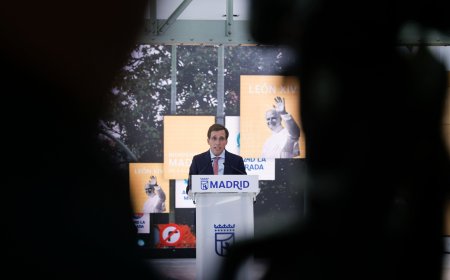 El texto de bienvenida al Papa enfrenta a PP y PSOE en el Ayuntamiento de Madrid: líder religioso o jefe de Estado