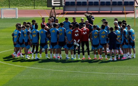 La selección española se da un baño de masas en el primer entrenamiento antes del Mundial