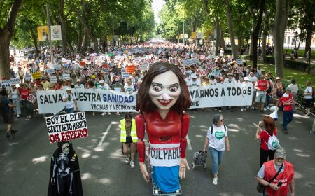 Miles de personas salen a la calle en Madrid contra la política sanitaria de Ayuso: “Ahoga la pública para engordar los seguros privados”