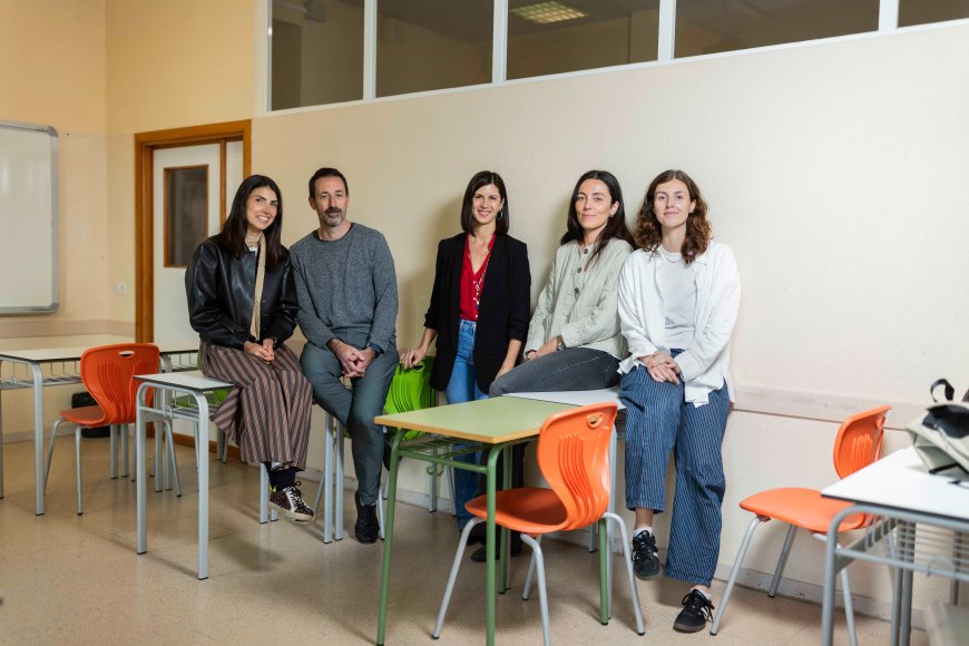 Sin bata blanca, consulta ni sala de espera: los psicólogos llevan la terapia a los colegios de Madrid