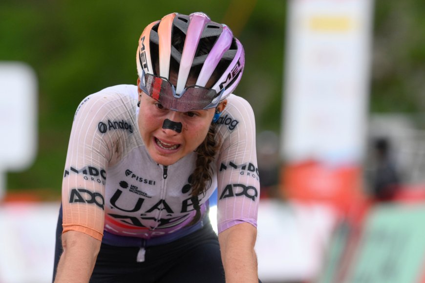 Paula Blasi hace historia y gana la Vuelta a España femenina en el Angliru