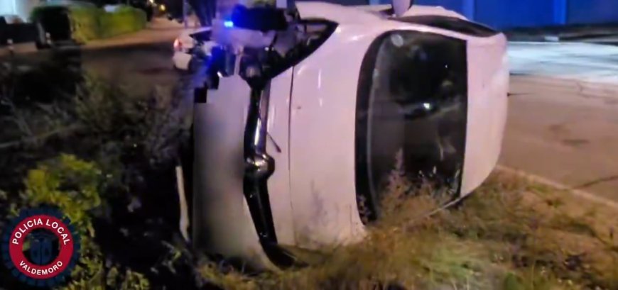 Bebido, sin carné y con el coche familiar: un adolescente se escapa una noche de fiesta y acaba volcado en un polígono de Valdemoro