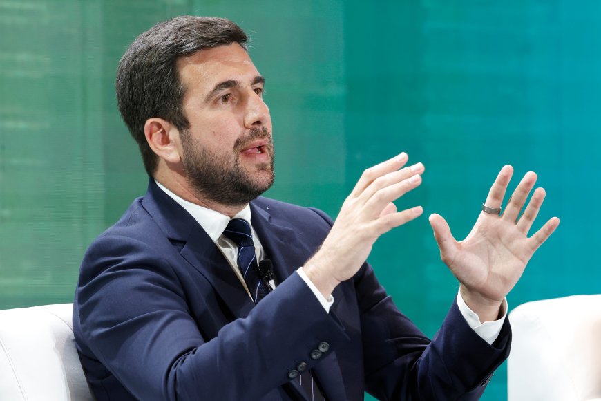 Riquelme corteja a la gran banca en plena ofensiva para presidir el Real Madrid