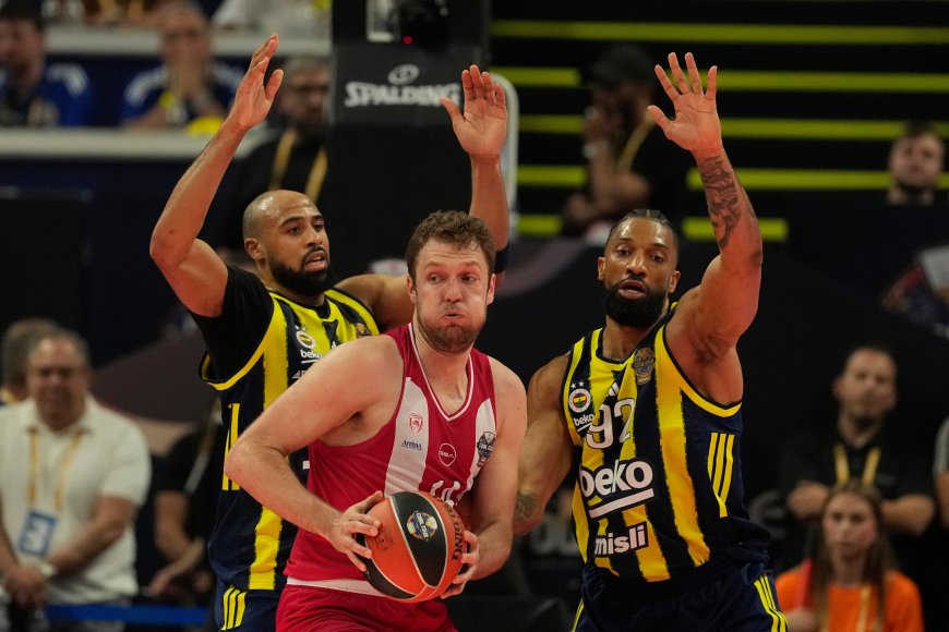 El Olympiacos convierte el OAKA en El Pireo y barre al campeón Fenerbahçe para alcanzar la final de la Euroliga