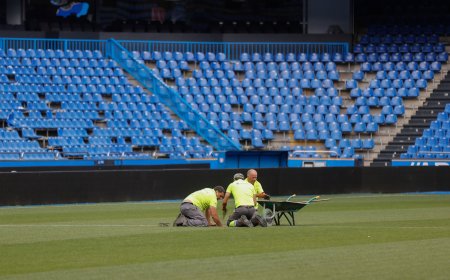 Riazor sobrevive a una invasión para el España-Irak: una legión de operarios y 300.000 euros solventan los destrozos del ascenso del Depor