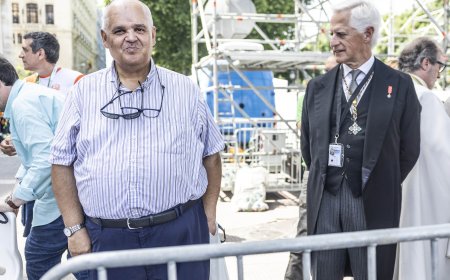 La misión especial del sordociego Ángel Valdés para acercarse lo más lo posible al Papa con un código QR en su móvil