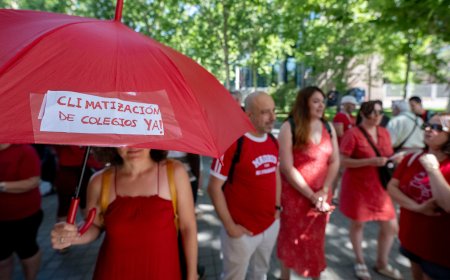 Las familias protestan ante la Asamblea de Madrid por el calor en las aulas: “No es Riviera Maya, mi hijo se desmaya”