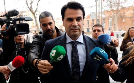 El juez apunta también contra Fernando Camino, alto cargo de Quirón y jefe de la pareja de Ayuso