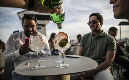 Todo sube, menos el gin tonic: la lucha por el cliente en las azoteas de Gran Vía baja el precio un 7% de media