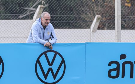 Un pase al loco de la banda: Marcelo Bielsa lidera a Uruguay en el Mundial