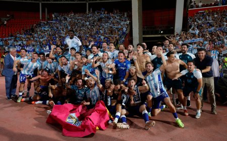 El Málaga conquista Almería y vuelve a Primera 3.000 días después