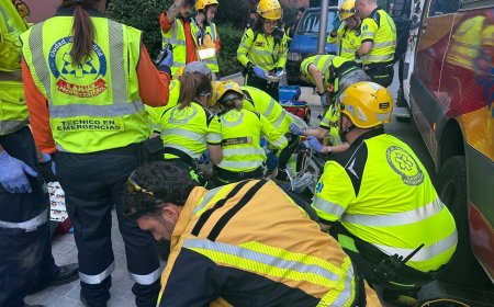 Un hombre resulta herido de gravedad tras saltar por la ventana de su vivienda en un tercer piso en Madrid para escapar de un incendio