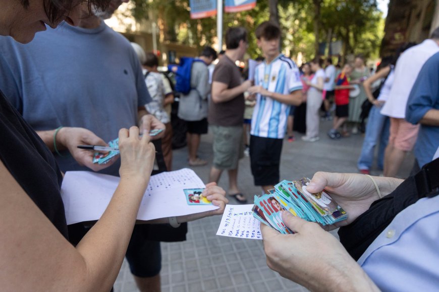 El furor por los cromos del Mundial desborda a Panini, vacía los quioscos y llena plazas