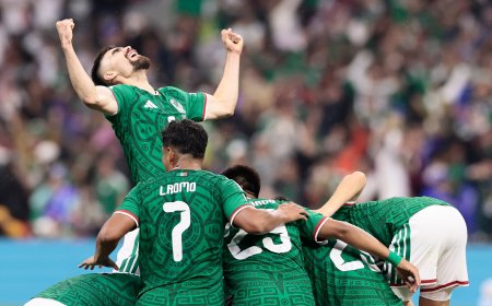 México se da un baño de alegría frente a Ecuador y mantiene su idilio en el Mundial