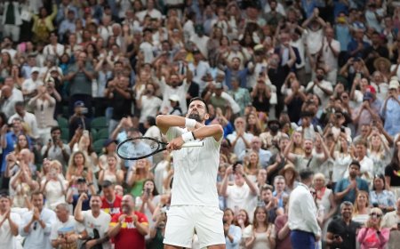 Djokovic sigue viajando al infinito: se sostiene y encara a Sinner en las semifinales de Londres