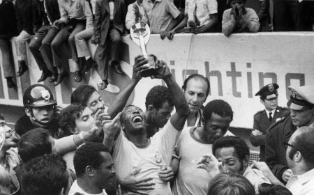 El hombre récord: a qué edad se retiraron las estrellas mundialistas que precedieron a Messi