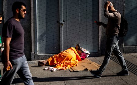 Más de 800 personas sin hogar esperan en Madrid plaza en un albergue