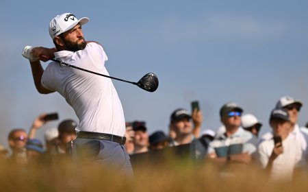 Jon Rahm llama a la puerta en un día de récords y sanciones