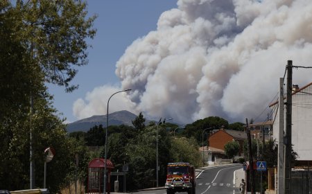 El incendio de Villa del Prado se enfrenta a horas “muy complicadas” por el calor y el viento