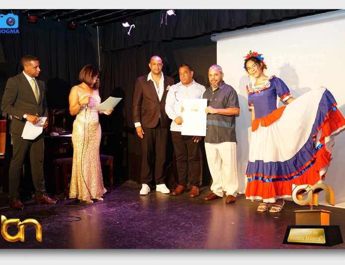 JONATHAN BIENVENIDO PAULINO GUZMÁN Reconocido Comunicador Del Año En Los Premios Gala Musical 2026
