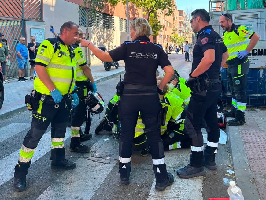 Emergencias estabiliza a dos jóvenes inconscientes en medio de la calle por una intoxicación de droga