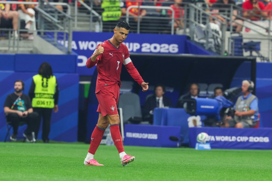 El último sorbo en los Mundiales de Cristiano Ronaldo, que jugó todo el encuentro y probó sin suerte dos veces a Unai Simón