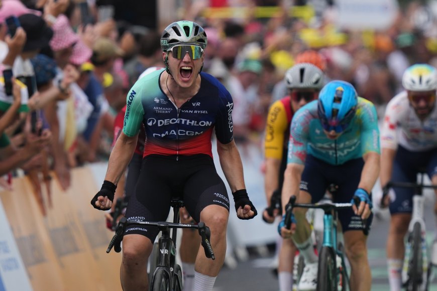 Olav Kooij, del equipo de Seixas, gana al sprint la quinta etapa del Tour de Francia en Pau
