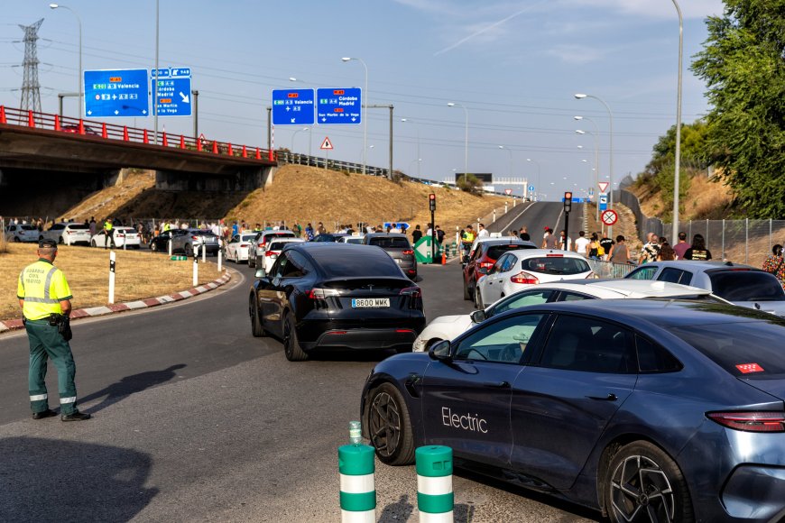 Largas caminatas, retenciones y sin transporte público: el arranque del Mad Cool confirma los temores de Villaverde y Getafe
