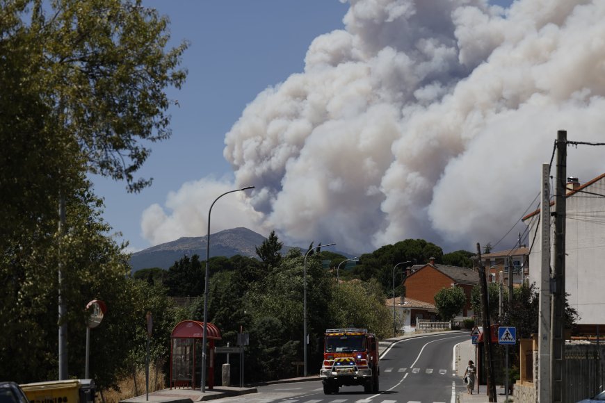 El incendio de Villa del Prado se enfrenta a horas “muy complicadas” por el calor y el viento