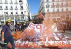 Los bomberos forestales se concentran en la Puerta del Sol para exigir a Ayuso condiciones laborales “dignas”