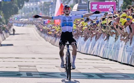 Vollering ataca en un muro, gana la etapa del Tour de Francia y se viste de amarillo