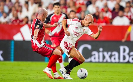 El Sevilla remonta de penalti ante un Rayo muy flojo
