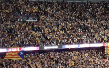 Las banderas independentistas toman el Camp Nou tras el llamamiento de Joan Laporta