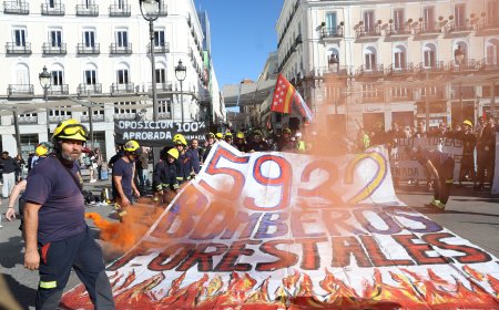 Los bomberos forestales se concentran en la Puerta del Sol para exigir a Ayuso condiciones laborales “dignas”