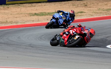 Marc Márquez responde al reto de Marco Bezzecchi y gana la ‘sprint’ del GP de Aragón